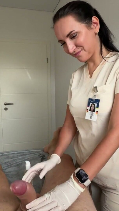 Masöz Bacak Masajı Sırasında İstemciyi 31 Çekerken Yakalıyor - Sonra Yağlı Göğüslerine Boşalmasına İzin Veriyor | Klip 2