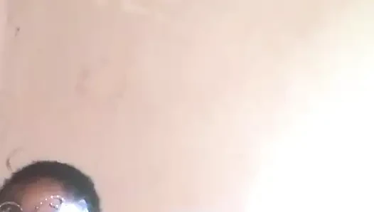 Wanita Afrika menyentuh memeknya