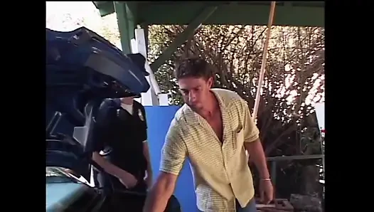 Полицейский Трахает Брюнетку На Улице, Пока Она Не Сквиртует