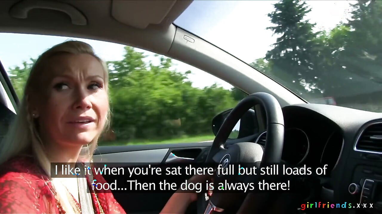 Girlfriends XXX - Drska Micha, Kayla i njihova nova drugarica u potpunosti koriste auto za pravu lezbijsku trojku
