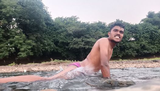 Jordiweek River, homme à grosse bite indien, se baigne à poil et s’amuse en plein air