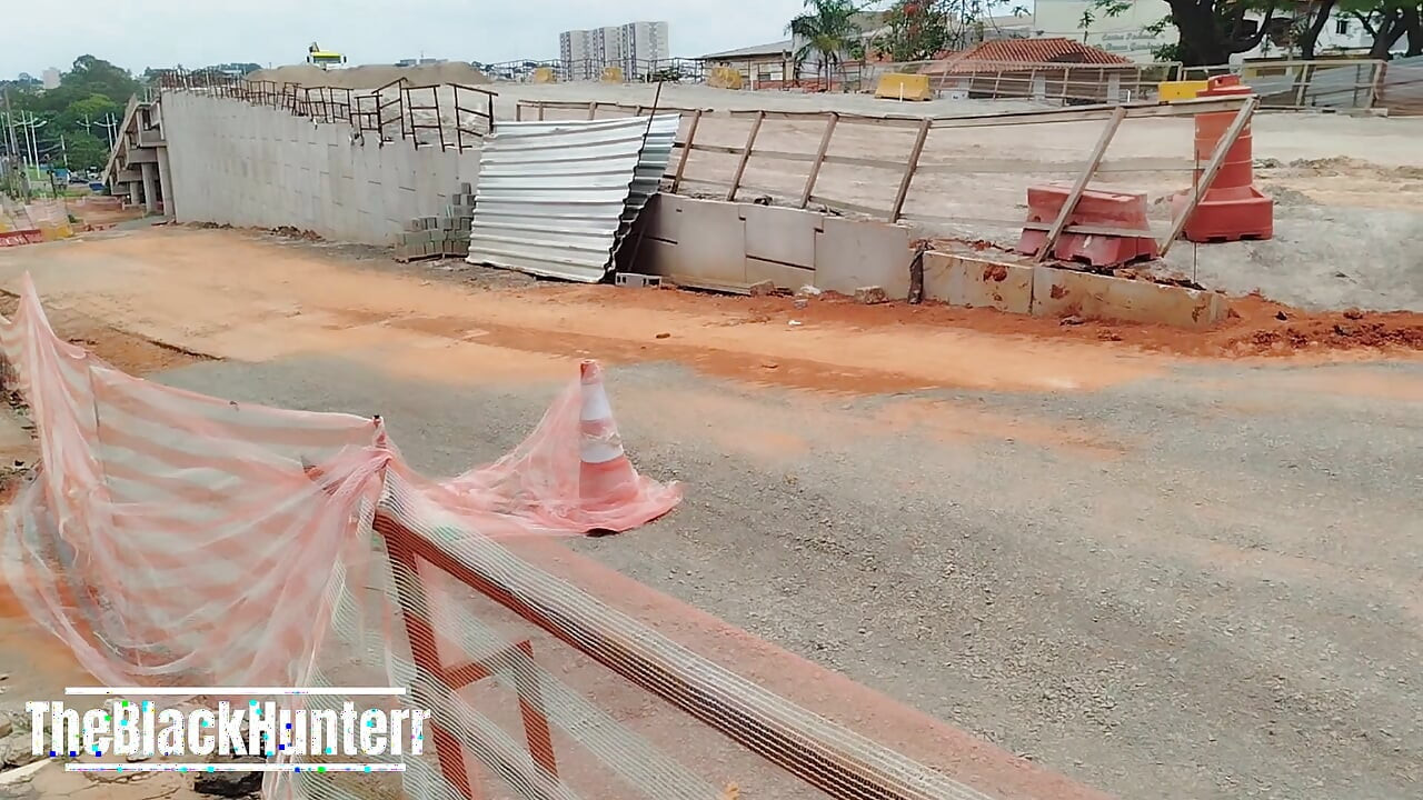 Doi angajați care se sărută în baie