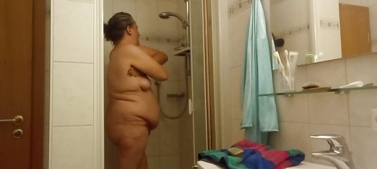 Fed moden BBW tager et brusebad, Eva Pur viser sine kurver Del 1