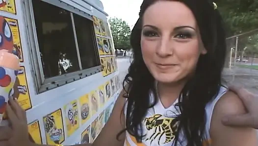 Сексуальная сцена с мороженом - 1_Sexy юную брюнетку трахают и кончают на лицо в грузовике мороженого