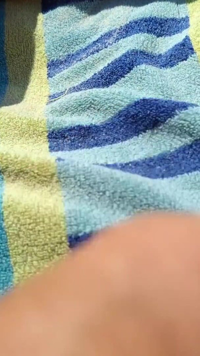Arriscada masturbação na praia - acariciando meu pau enquanto as pessoas passam | Clipe 2