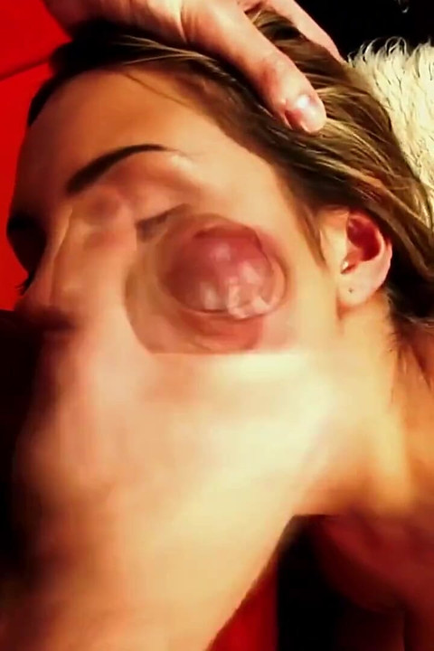 Mandy Dee klafft ihr kirschiges rotes arschloch, damit sie in sie gucken können