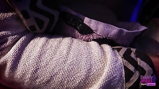 Táta tě viděl masturbovat a šukal tě, dokud se tvrdě nevystříkáš!