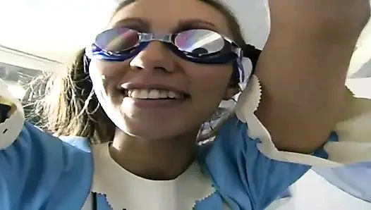 Pembantu rambut cokelat diikat