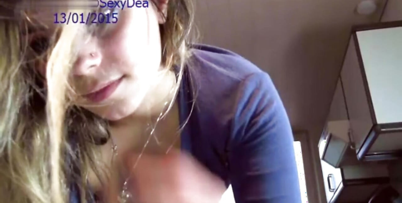 Blondes teen reitet einen dildo