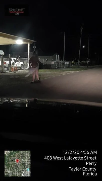 Risky exhib gets naked in front of business