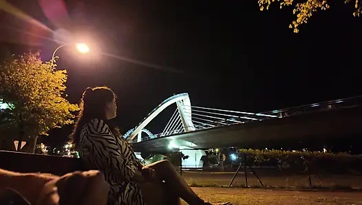 Seorang eksibisian datang ke pelacur di tempat. Dia tidak tahu apa yang harus dilakukan dengannya.