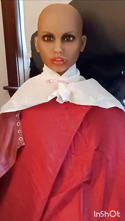 Careca modelo Julia em barbershop capes recebendo seus peitos esfregados
