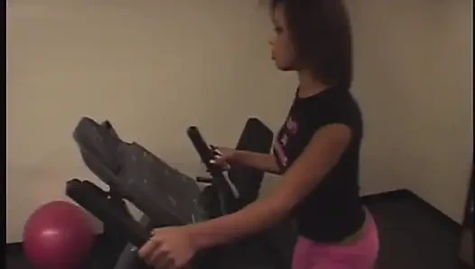 Olgun orta yaşlı seksi kadınlar vahşi büyük zenci yarağı grup sekste amcıklarını yutuyor