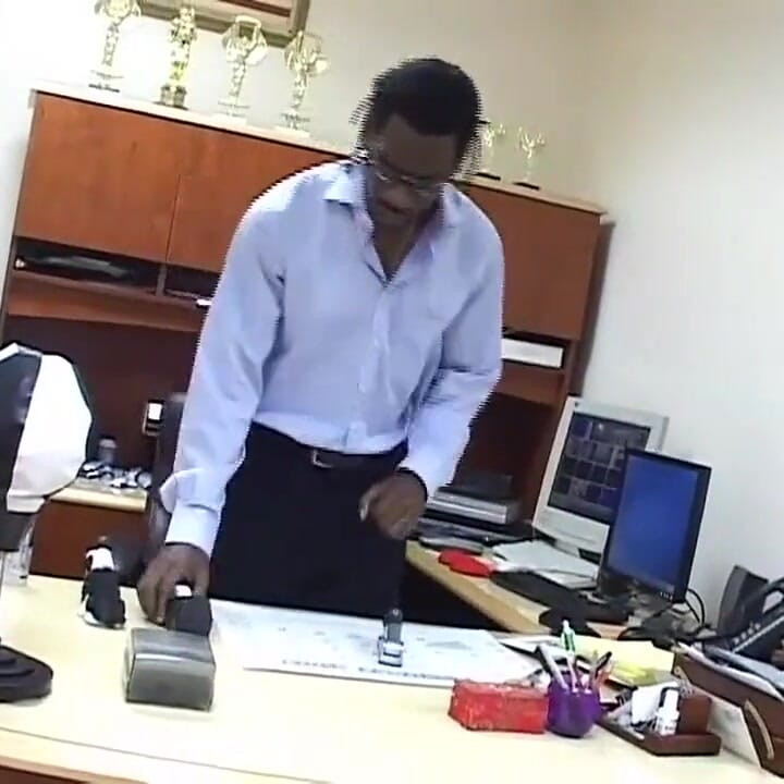 זוג שחור מזדיין בתחת במשרד