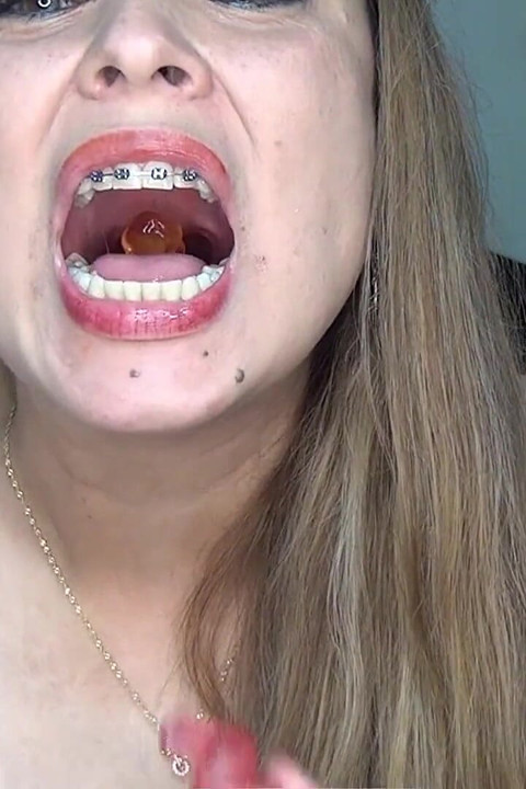 아주 긴 젤리 웜을 삼켰어요!!