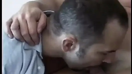 Kaslı erkekler biraz yarak tadıyor ve götten sikiliyor