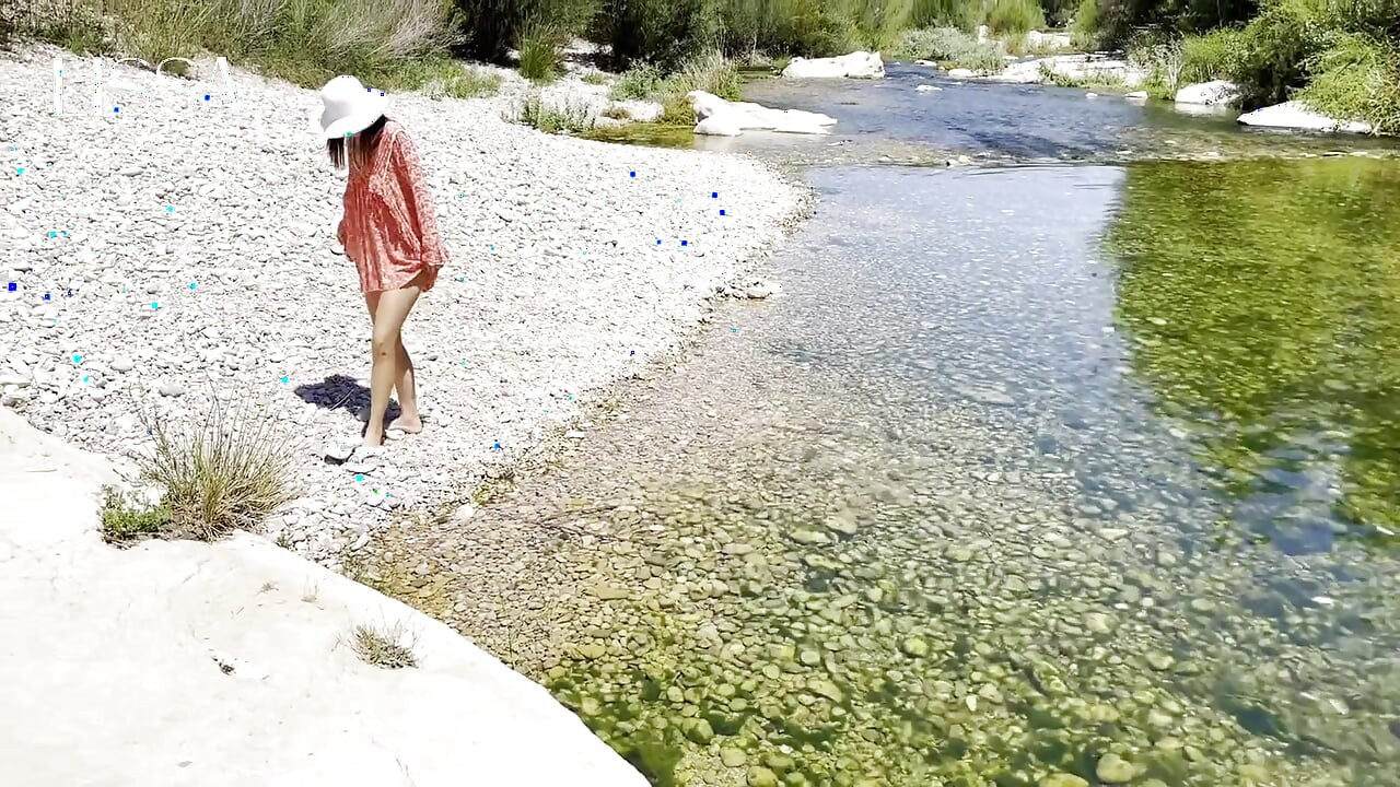 Vestido mojado en el río + masturbación + exhibicionismo