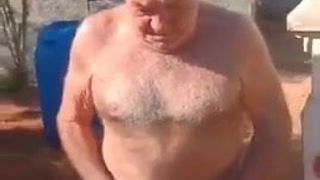 Kakek berbulu sanvito telanjang, disentuh dan dicium