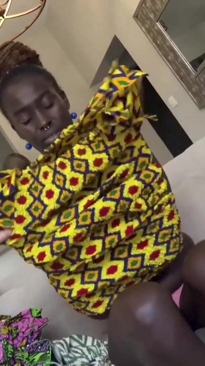 Καυτό μαύρο μωρό φιμώνεται σε μεγάλο πούτσο και παίρνει ένα POV προσώπου σε ψεύτικο κάστινγκ | Κλιπ 1