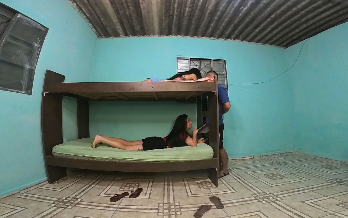 Verraad in het bed, vriendin bovenop, vriend onder, vriend midden in overspel