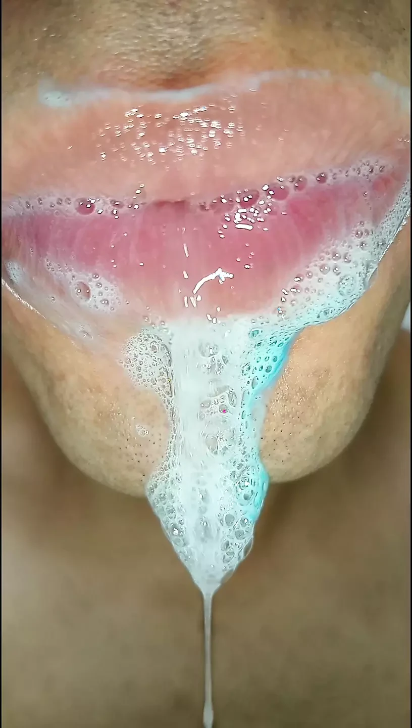 Lingua colorata, saliva dura, six pack, in palestra sono quasi stato beccato, fitness caldo, lingua lunga