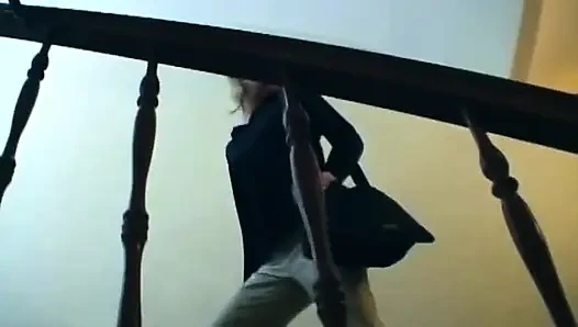 Cewek hot rambut pirang lagi asik fingering memeknya sampai menganga lebar