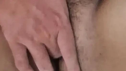 Трахаю пальцами киску милфы