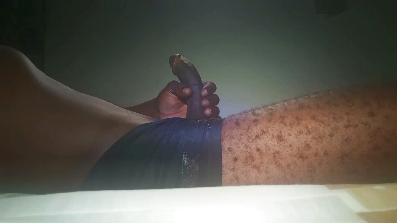 UNE ÉNORME BITE NOIRE DANS UN LIT HUMPIN FAIT JOUIR EXTRÊMEMENT INTENSE, UN HOMME À GROSSE BITE NOIRE TRAIT SA BITE MONSTRUEUSE