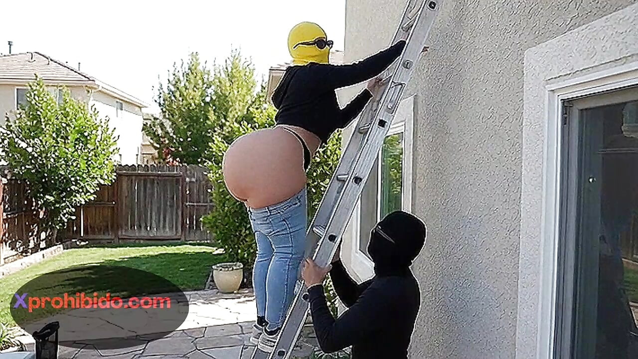 בחורה עם תחת גדול מנענעת את התחת הענק שלה בתחתוני חוטיני דקים