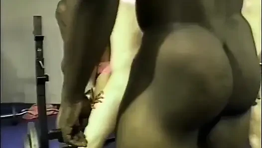 Tante semok kulit hitam ini dientot habis-habisan sama kontol raksasa di gym