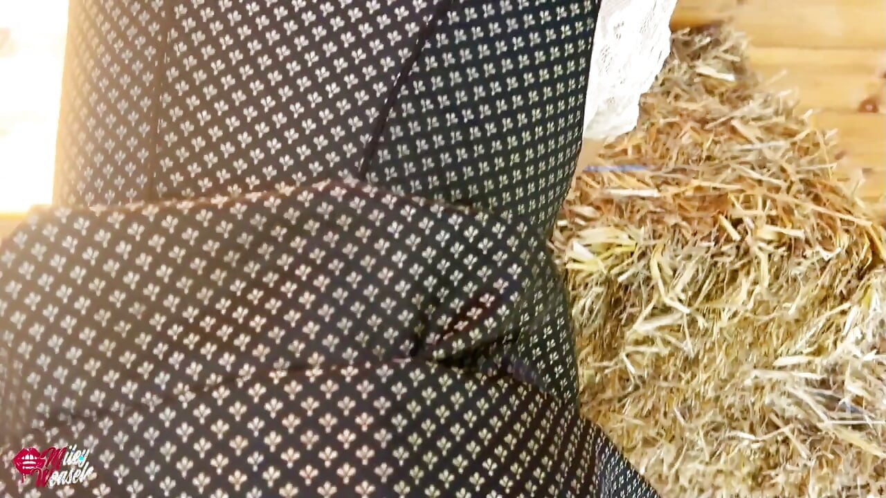 ディルンドルのホットなブロンドのドイツ人女性が全身で犯される