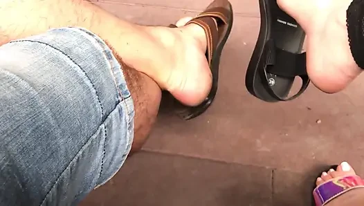Sandal luar ruangan menjuntai & menggoda dengan alpha! Fetish kaki kotor!