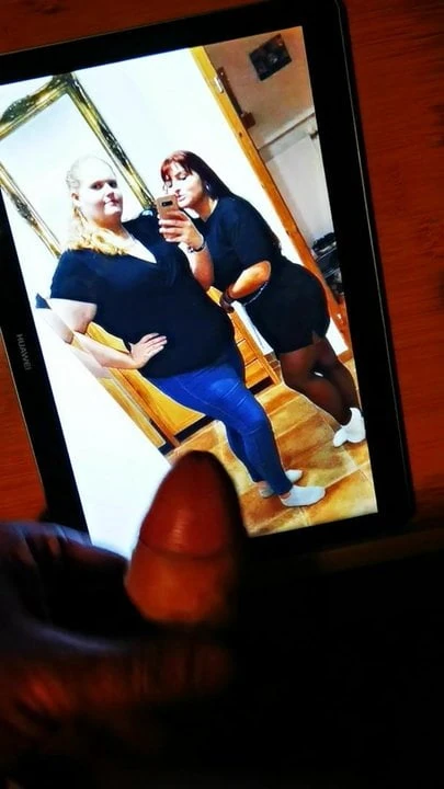 Abspritzen auf zwei Wichsvorlagen!