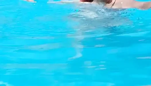 Der Sommer Ist Angekommen! Zeit Für Den Ersten Besuch Am Pool, Sexy Große Krankenschwester Vicki Style!