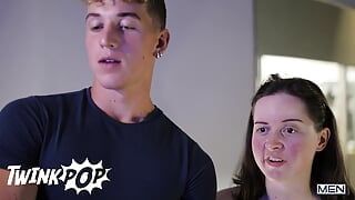 Joey Mills et Felix Fox vont au cinéma avec leur copine, mais ils finissent par se faire baiser - Twink Pop