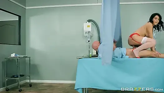 Brazzers - hemşire Valentina Nappi eline alabildiği herhangi bir hastanın yarağıyla oynamaya hazır