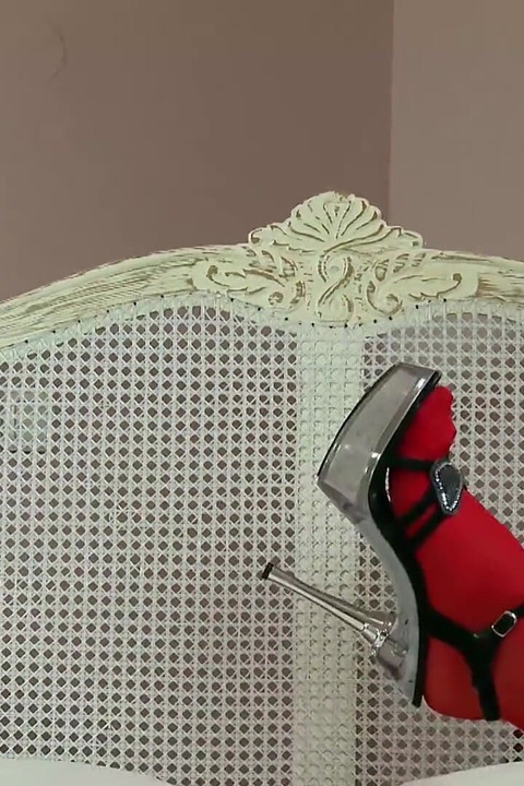 Kamilla All vestida de torta vermelha, fode sua buceta com um brinquedo