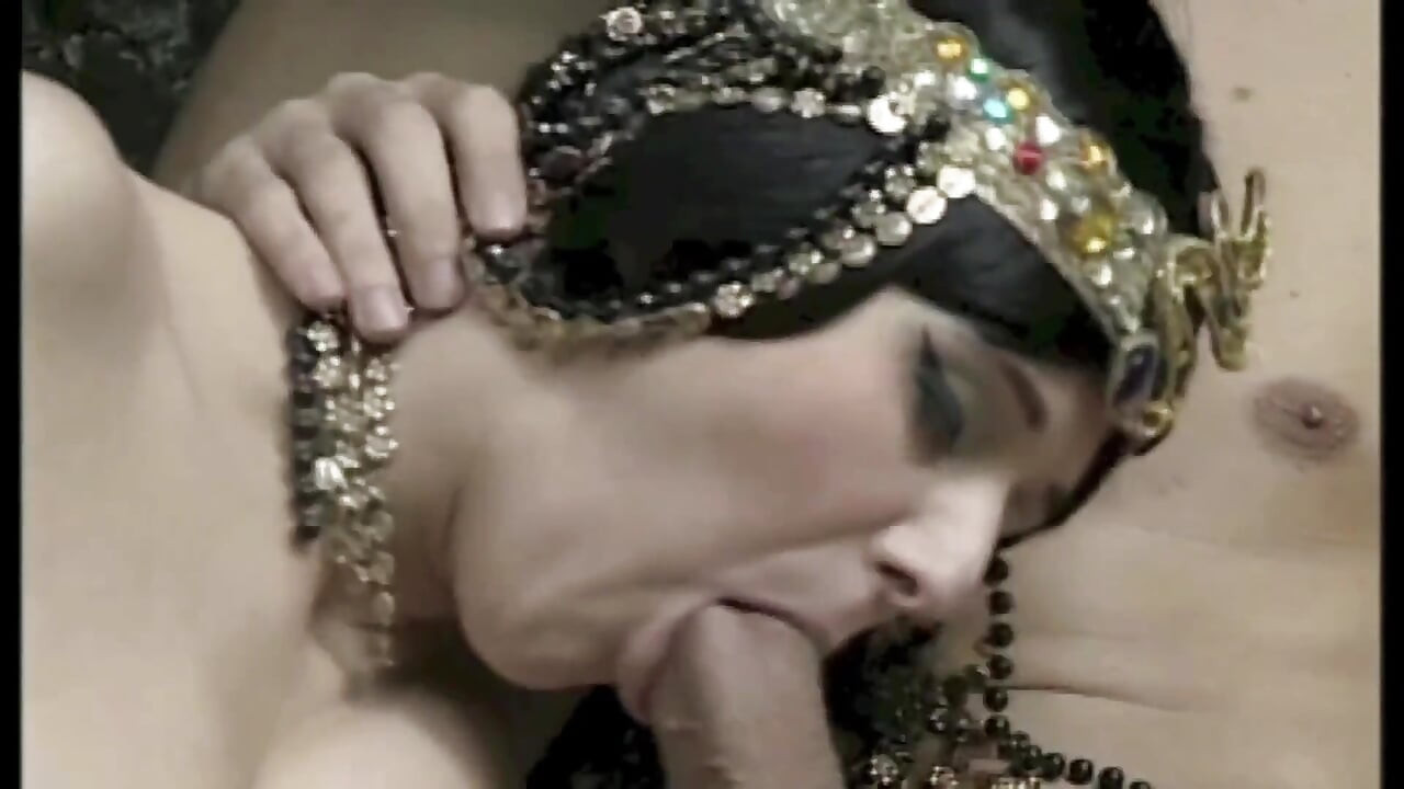 Cleopatra lutscht einen großen schwanz und nimmt ihn in den arsch