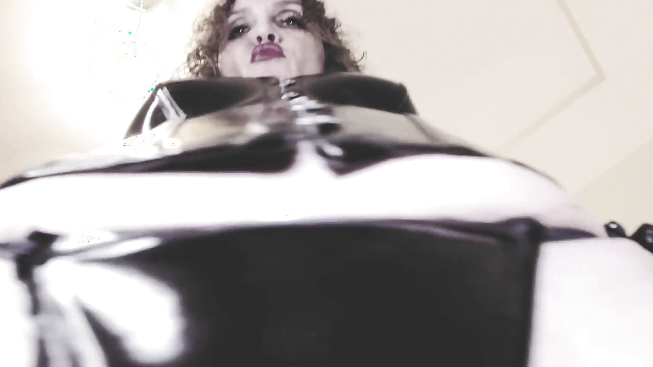 Dominatoare Eva Vinyl cu fetiș cu stăpână în latex, zeiță perversă, sado-maso cu dominare feminină solo