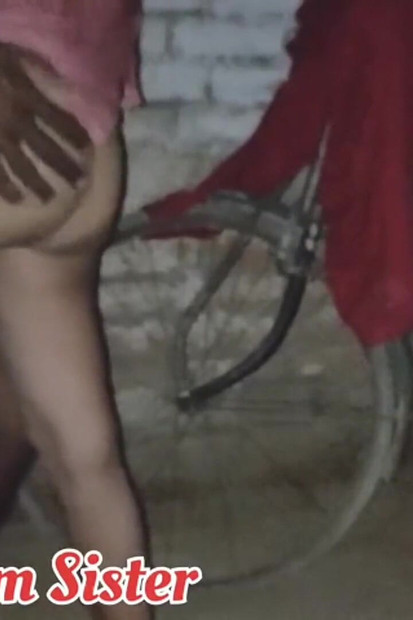 Desi Bhabhi baszik a boltban a szomszéd barátjával.