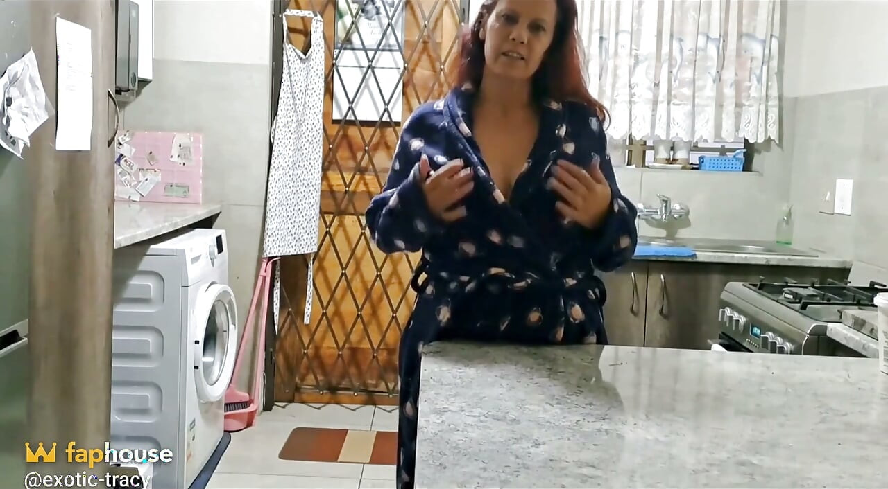 Une femme infidèle trompe son voisin pour la baiser et la dominer !