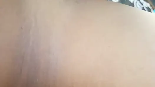 Patronumun yarağını emiyor, ağzımda olmasına bayılıyorum