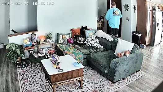 Erkek arkadaş evli yaşlı adamı kız arkadaşını sikmesi için davet ediyor