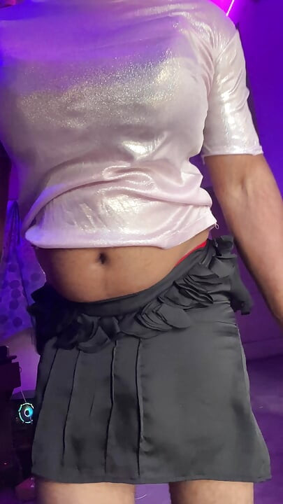 Parlak pembe üst büyük göğüsler dar etekli Hintli travesti