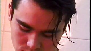 Азиатский красивый твинк дрочит член в ванной в любительском видео