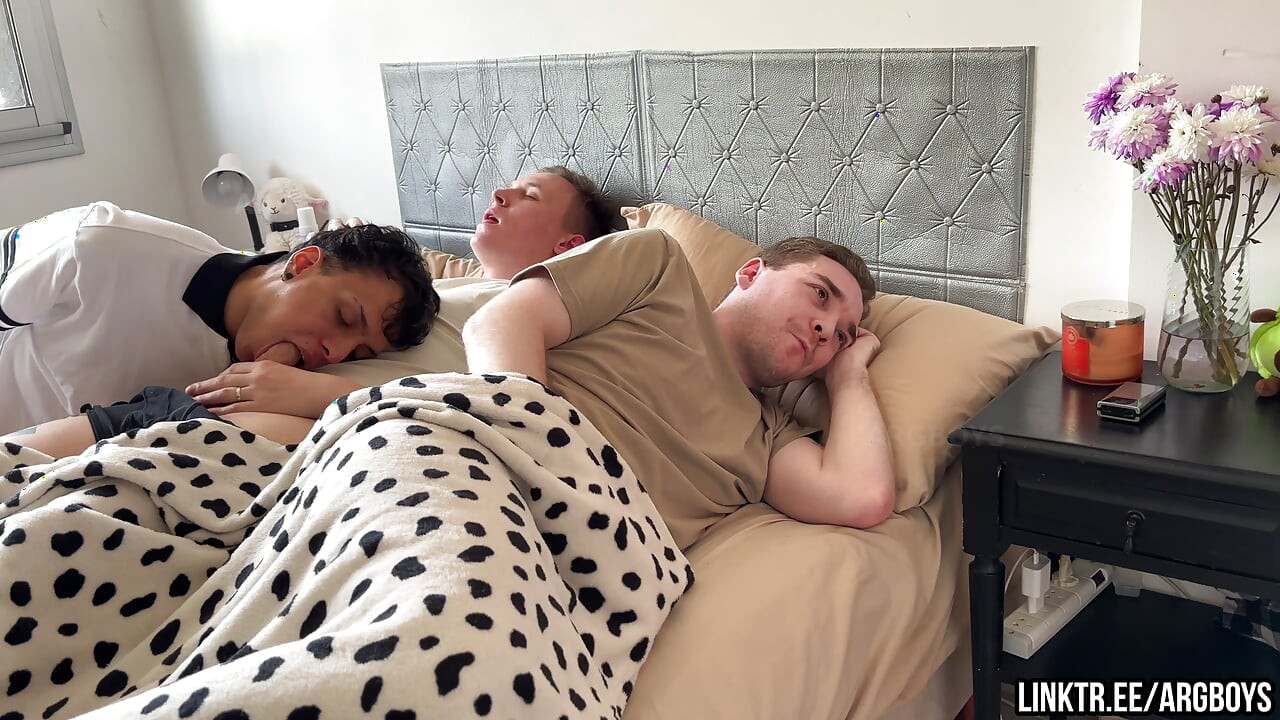 Nevytvářejte Hluk, Aby Si Toho Váš Nevlastní Bratr Nevšiml! - Trojka S Potetovanou Latinoameričankou Twink