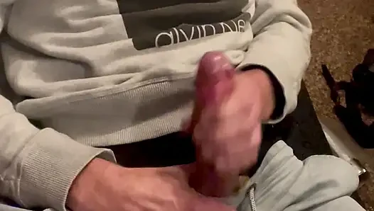 Mike yoğurtlu iç çamaşırını okşuyor