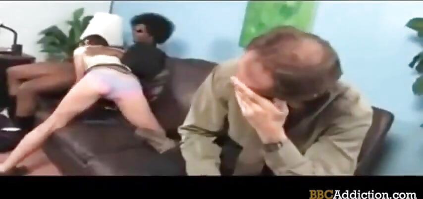 Dépendance à la grosse bite noire - une fille mince prend une bite noire dans le cul