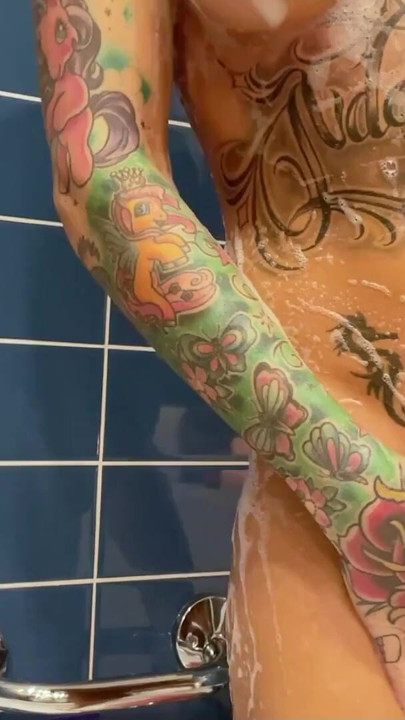 German Amateur Teen Anni Angel - Shower pussy shaving with close-up | Clip 1