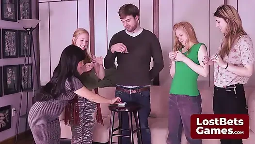 Das Strip-High Card-Spiel beginnt mit einem schnellen Verlust